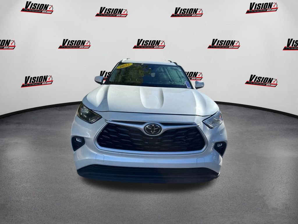 Used 2022 Toyota Highlander XLE image 2