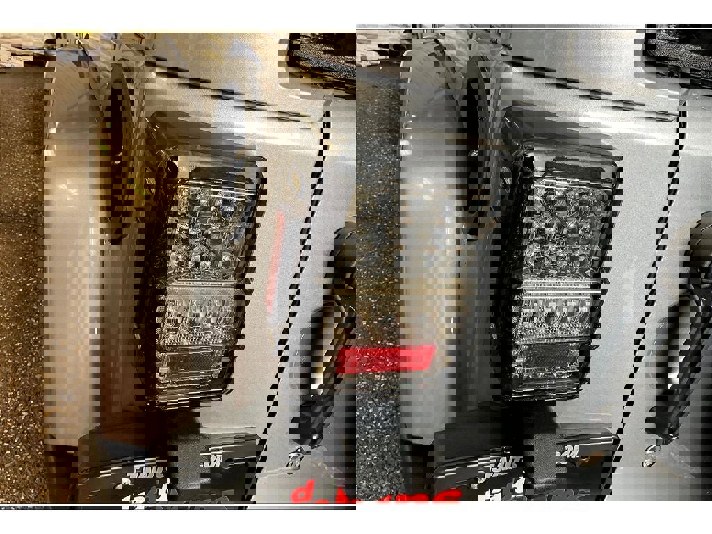 Used 2016 Jeep Wrangler Unlimited Sahara w/ Connectivity Group image 28