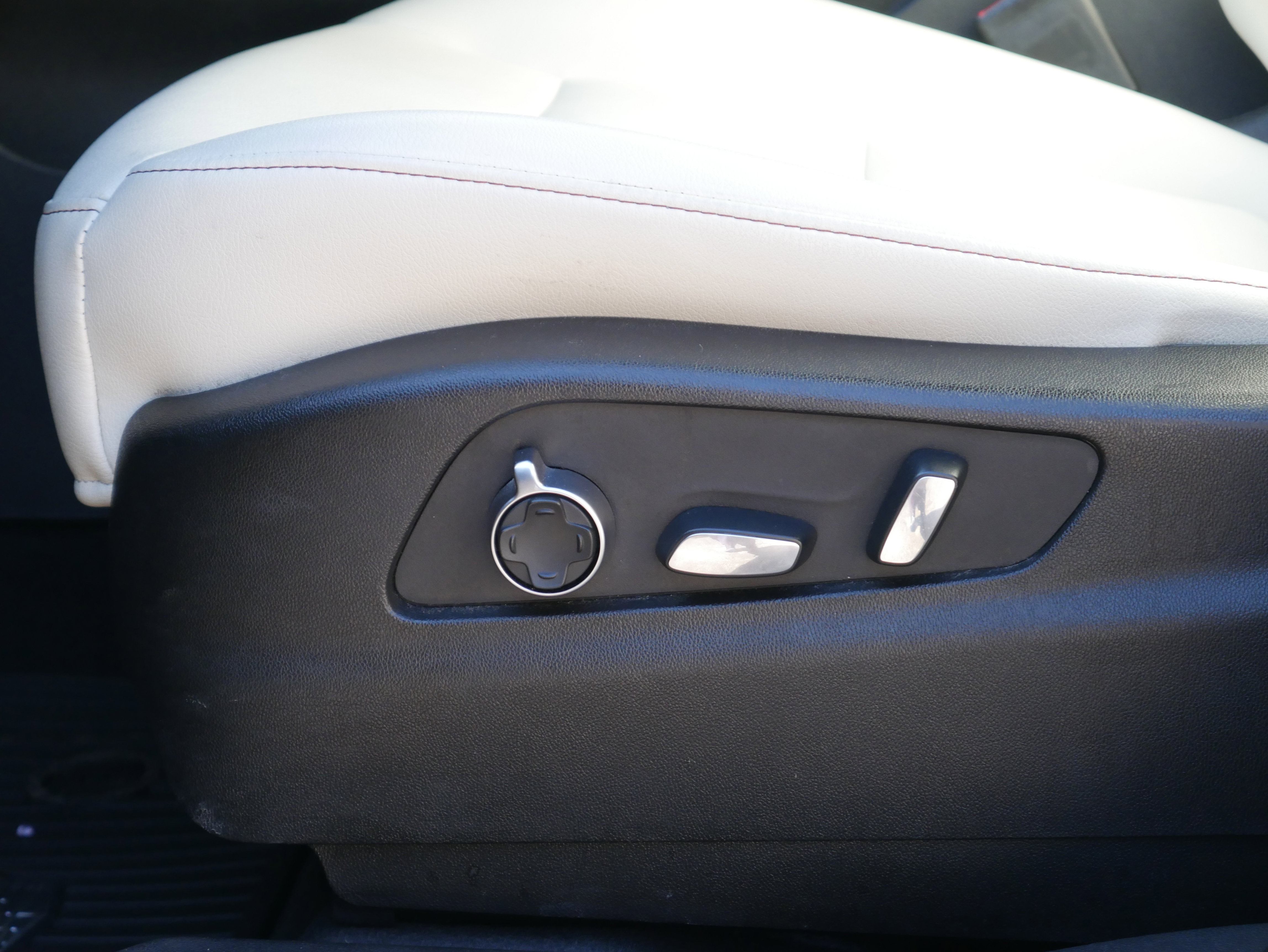 Certified 2019 Cadillac XT4 Sport w/ Cold Weather Package image 13