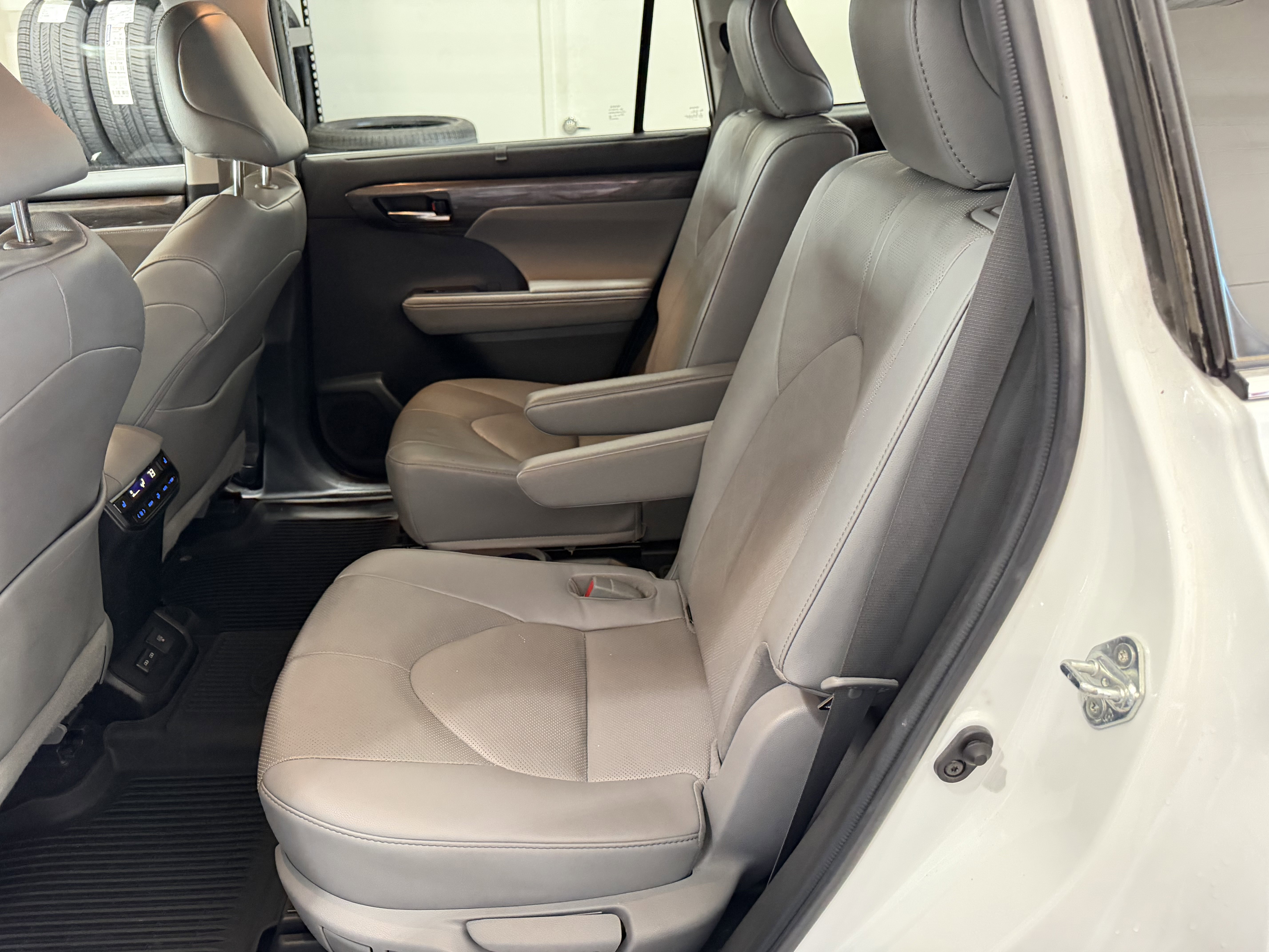 Used 2022 Toyota Highlander Platinum AWD/4WD image 28