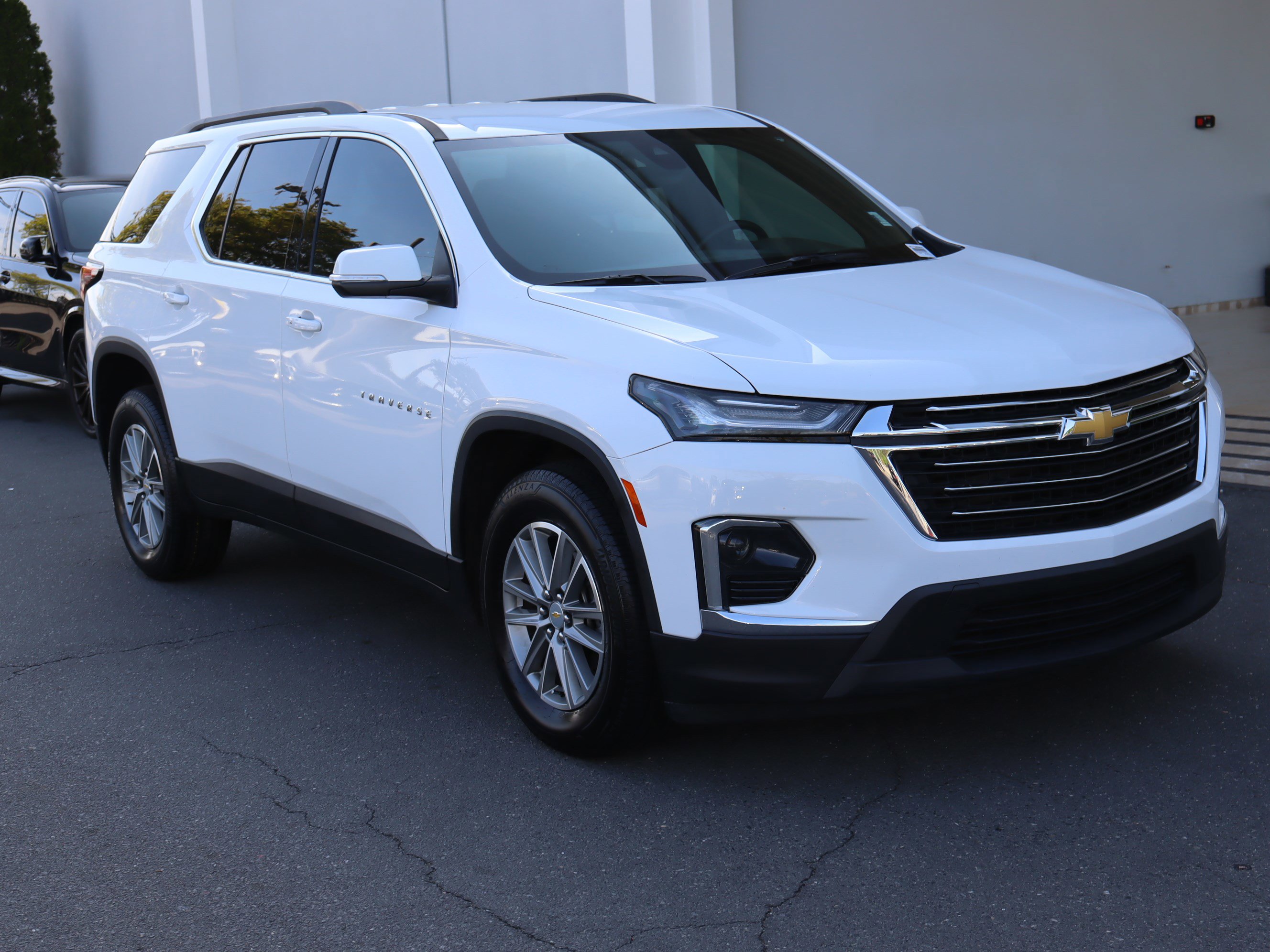 Used 2023 Chevrolet Traverse LT FWD image 2