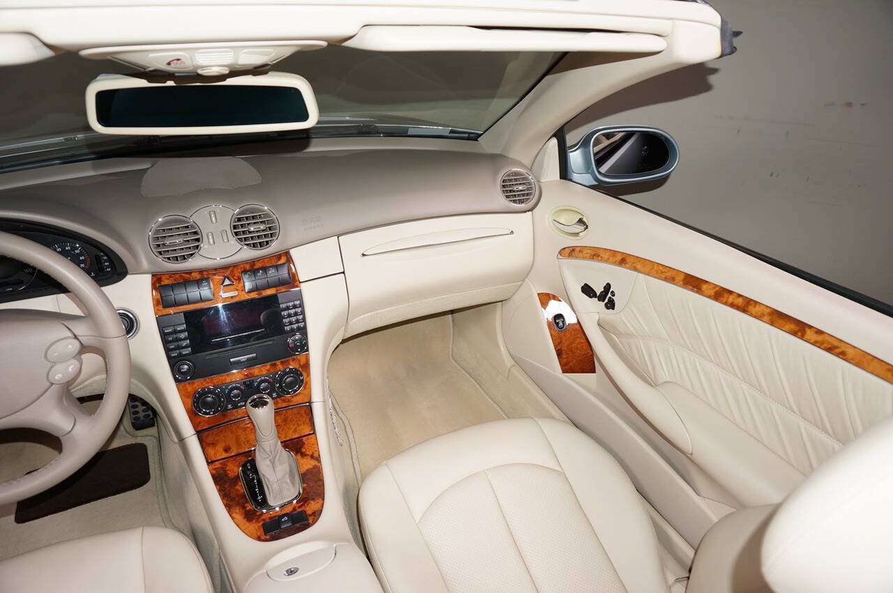 Used 2005 Mercedes-Benz CLK 320 Cabriolet image 10