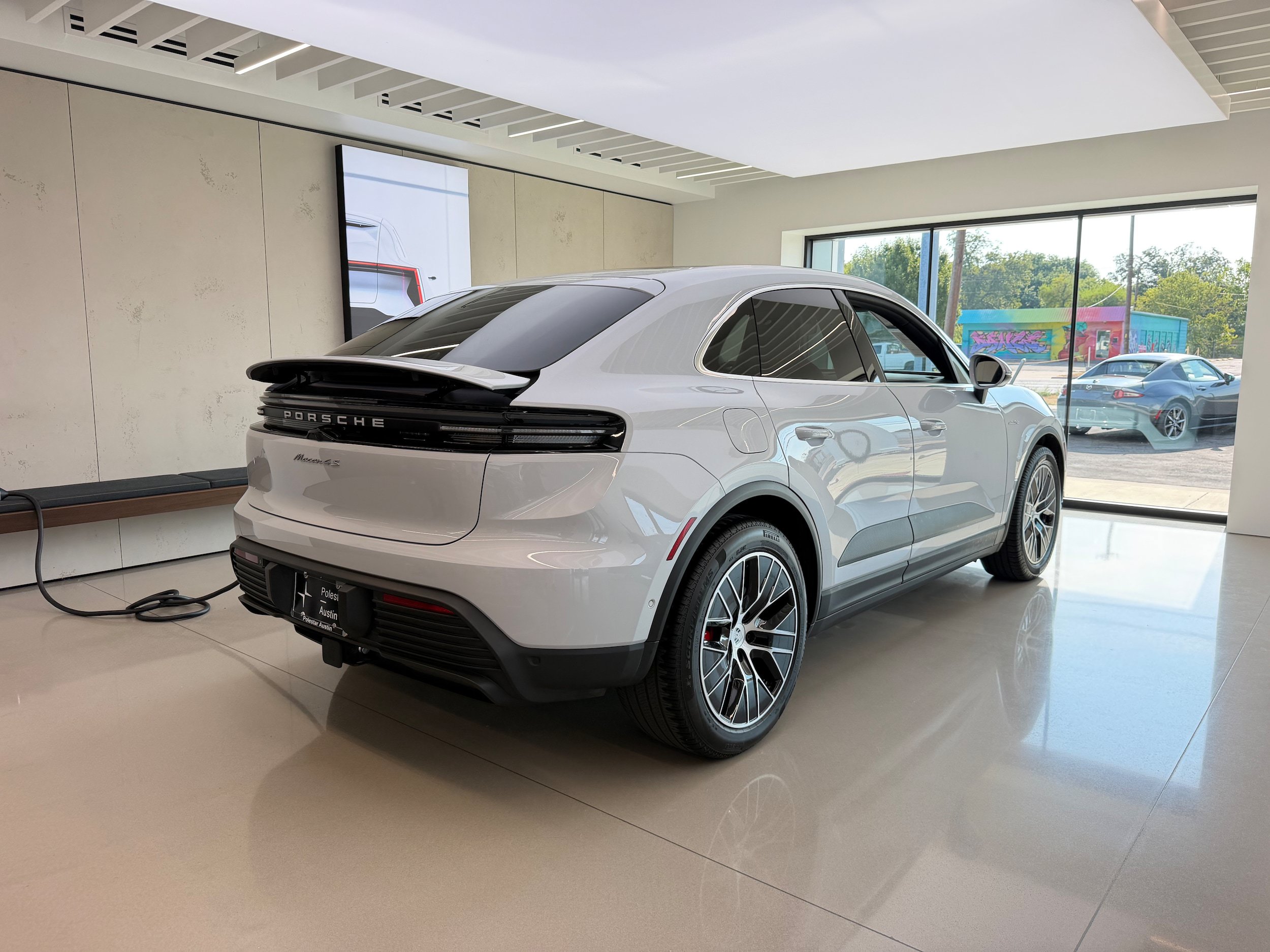 Used 2025 Porsche Macan 4S Electric AWD/4WD image 5