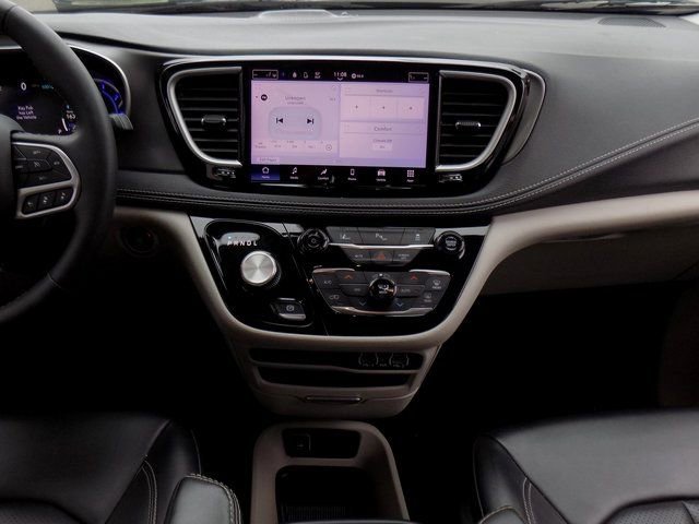 Used 2023 Chrysler Pacifica Touring-L FWD image 17