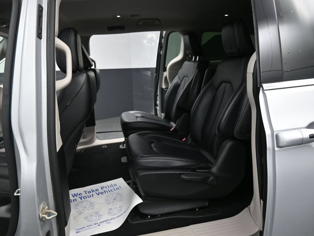 Used 2024 Chrysler Pacifica Limited FWD image 28