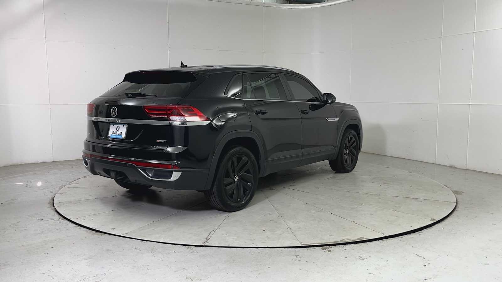 Used 2022 Volkswagen Atlas Cross Sport SE w/ Black Wheel Package AWD/4WD image 2