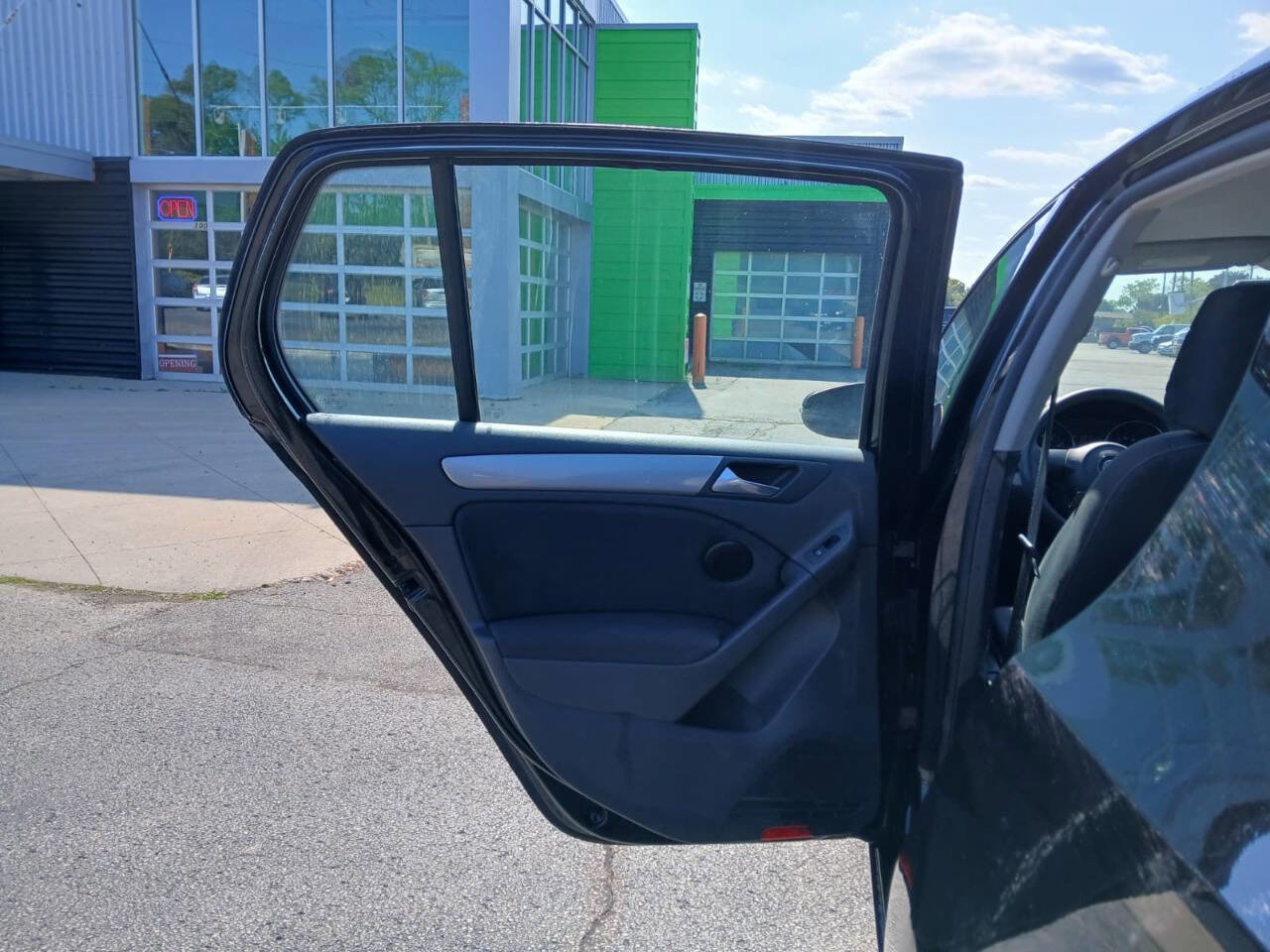 Used 2010 Volkswagen Golf 4-Door image 11