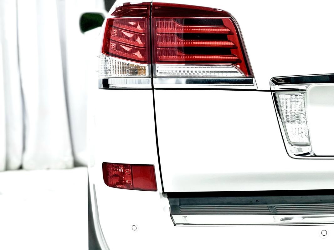 Used 2013 Lexus LX 570 4WD w/ Luxury Pkg image 15