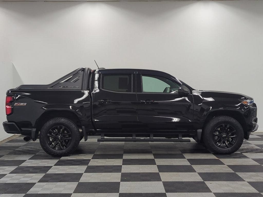 Used 2025 Chevrolet Colorado Z71 w/ Midnight Edition AWD/4WD image 8