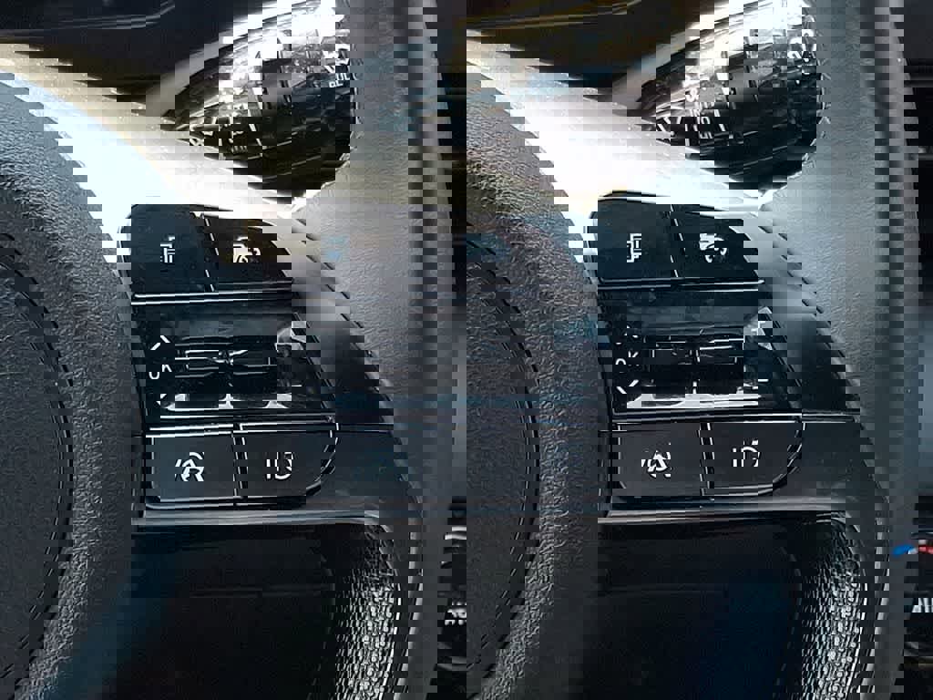 Used 2025 Hyundai Elantra Sport FWD image 21