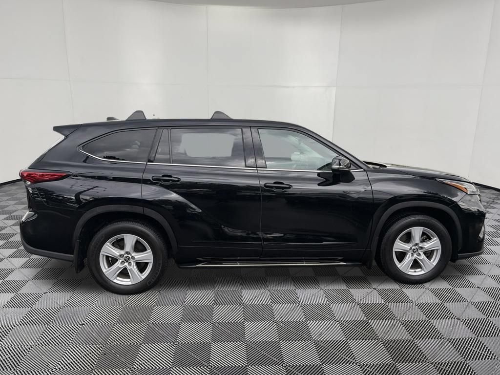 Used 2022 Toyota Highlander LE AWD/4WD image 10