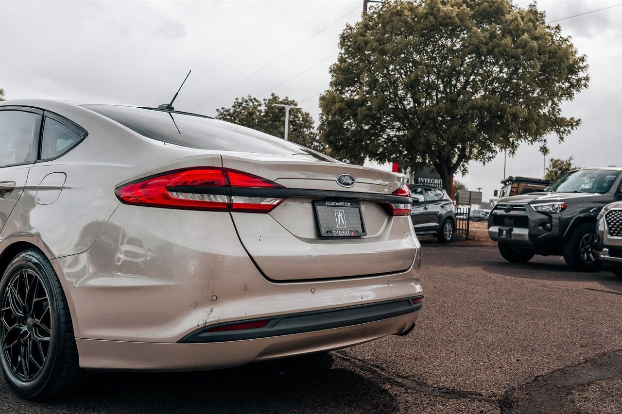 Used 2018 Ford Fusion SE FWD image 12