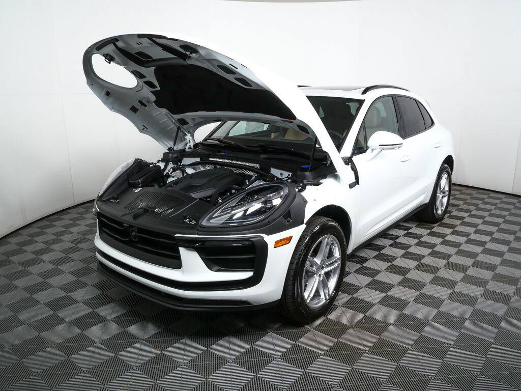 Certified 2026 Porsche Macan AWD/4WD image 34