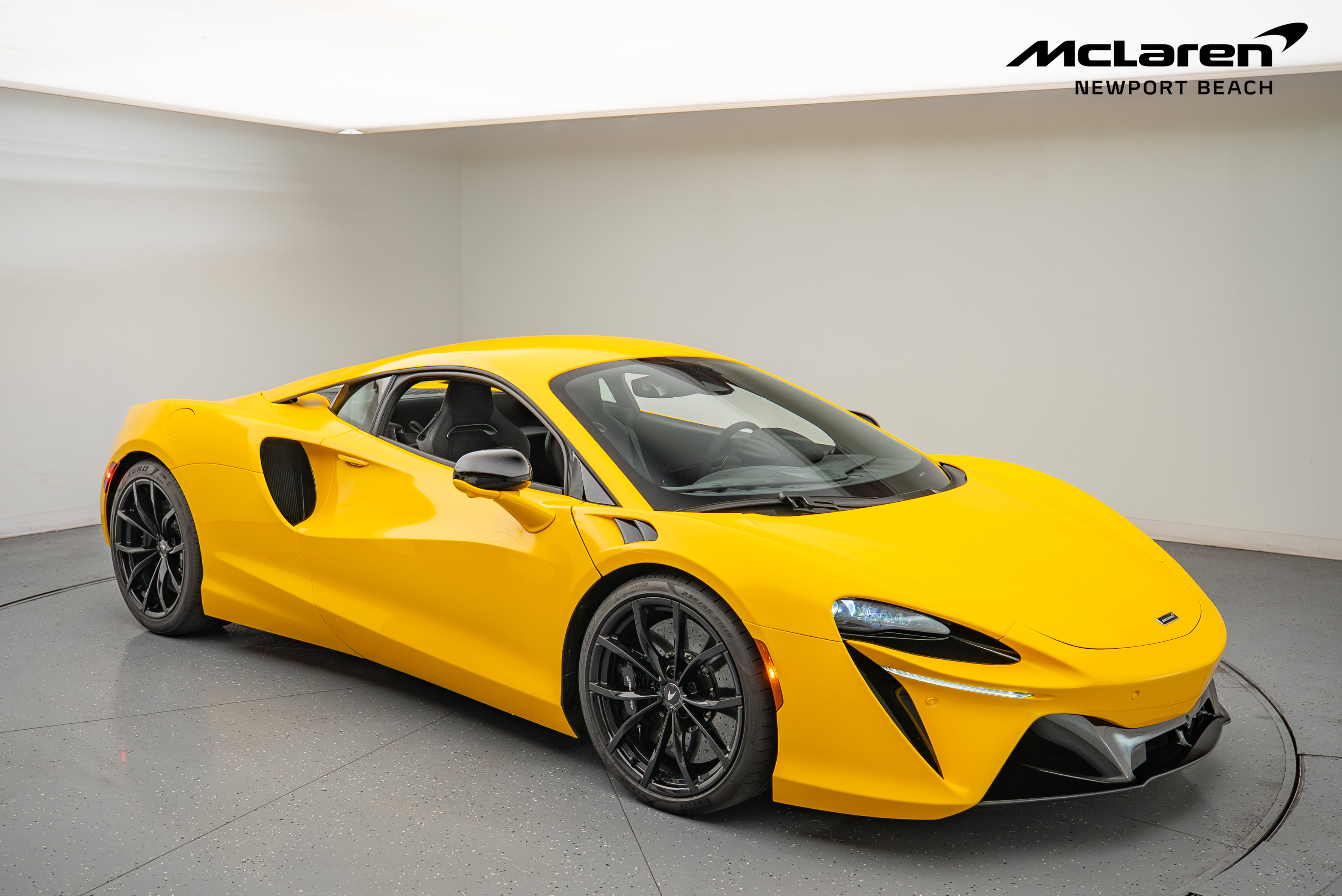 Used 2024 McLaren Artura RWD image 44
