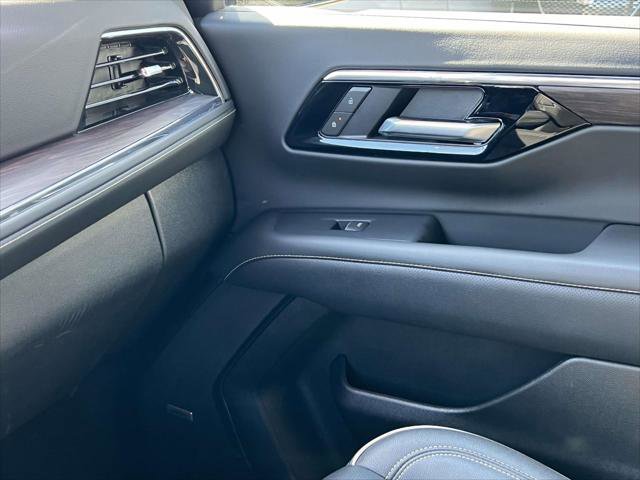 Used 2025 Chevrolet Suburban Premier AWD/4WD image 33
