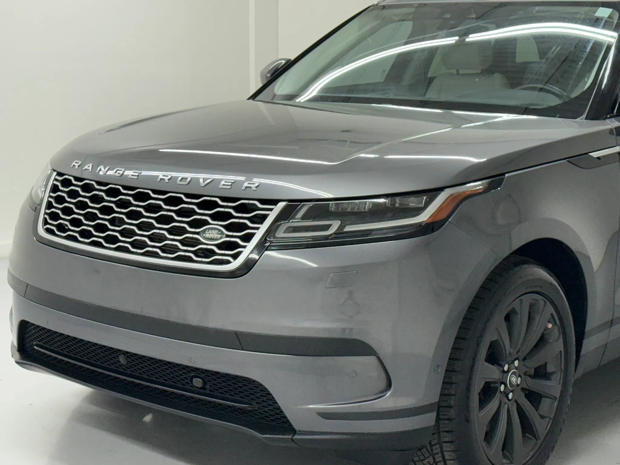 Used 2018 Land Rover Range Rover Velar R-Dynamic SE image 11