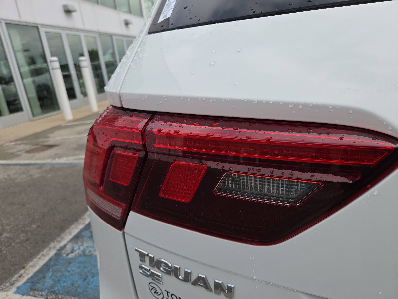Used 2021 Volkswagen Tiguan SE FWD image 9