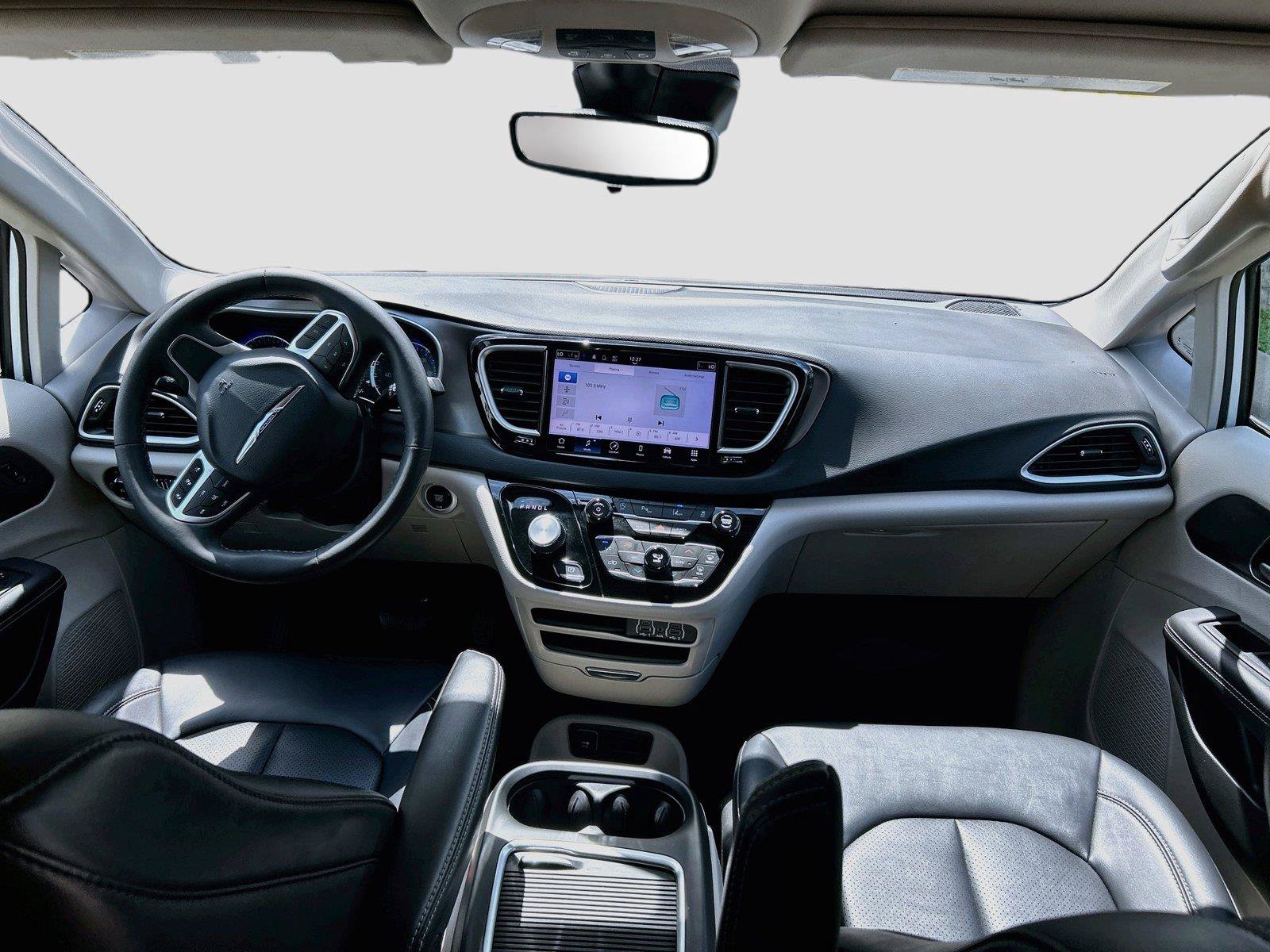 Used 2024 Chrysler Pacifica Touring-L FWD image 17