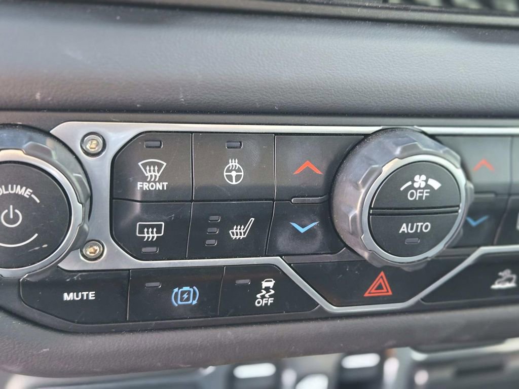 Used 2025 Jeep Wrangler Unlimited Sahara image 30