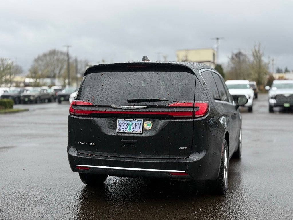 Used 2025 Chrysler Pacifica Select image 5