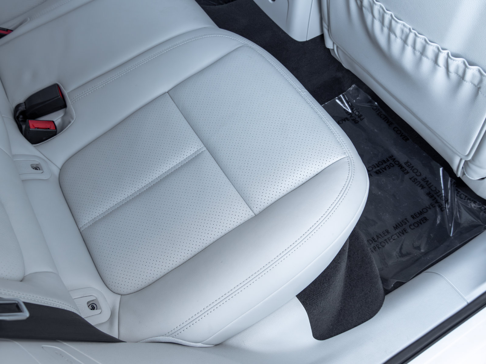 Certified 2025 Porsche Macan AWD/4WD image 48