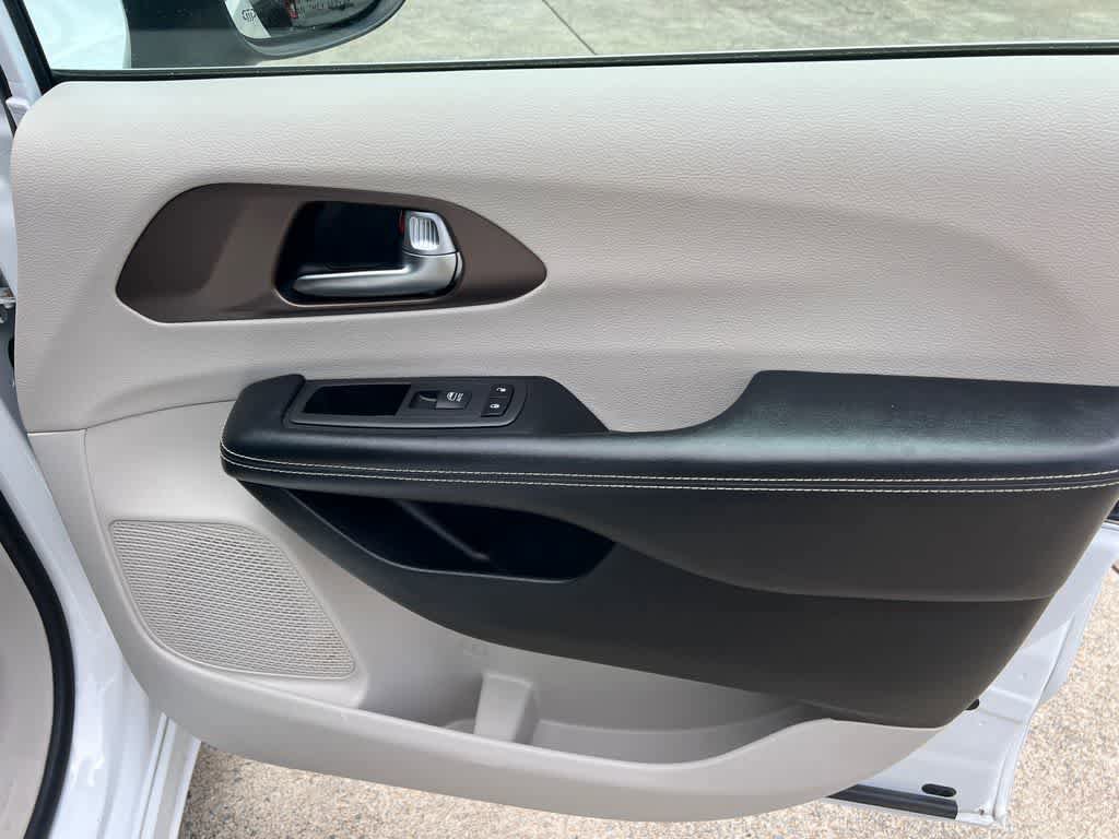 Used 2022 Chrysler Voyager LX FWD image 14