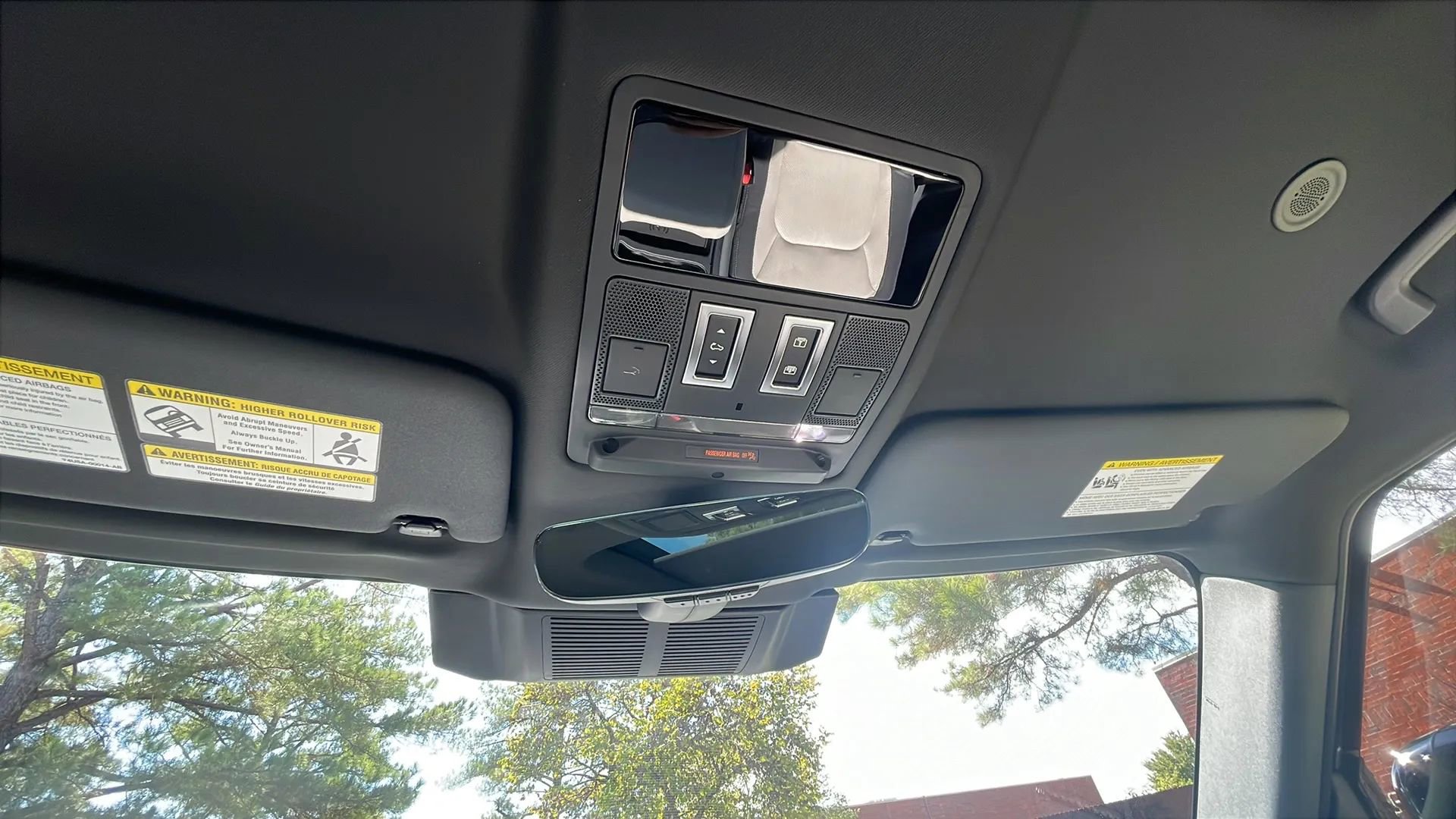 Used 2023 Land Rover Defender 130 X-Dynamic SE image 22