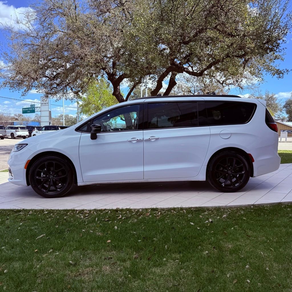Used 2025 Chrysler Pacifica Limited image 9