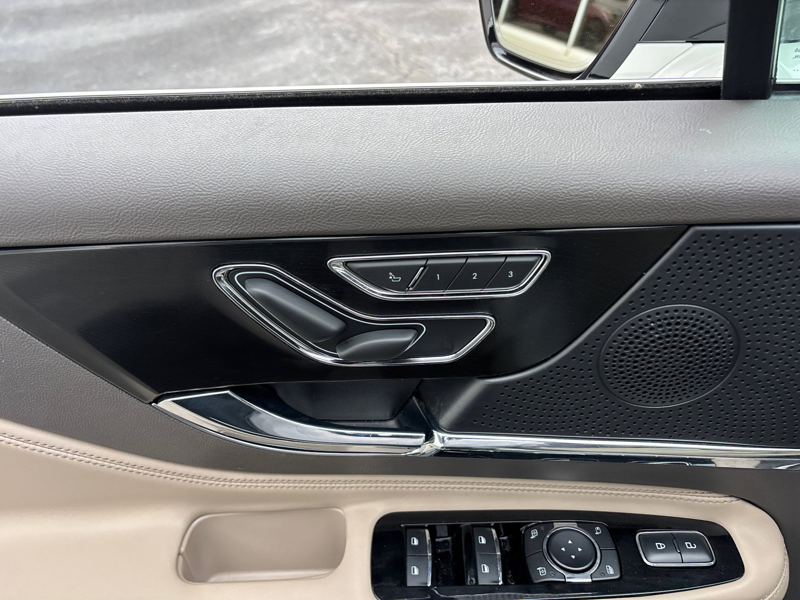 Certified 2024 Lincoln Corsair AWD w/ Equipment Group 101A image 12