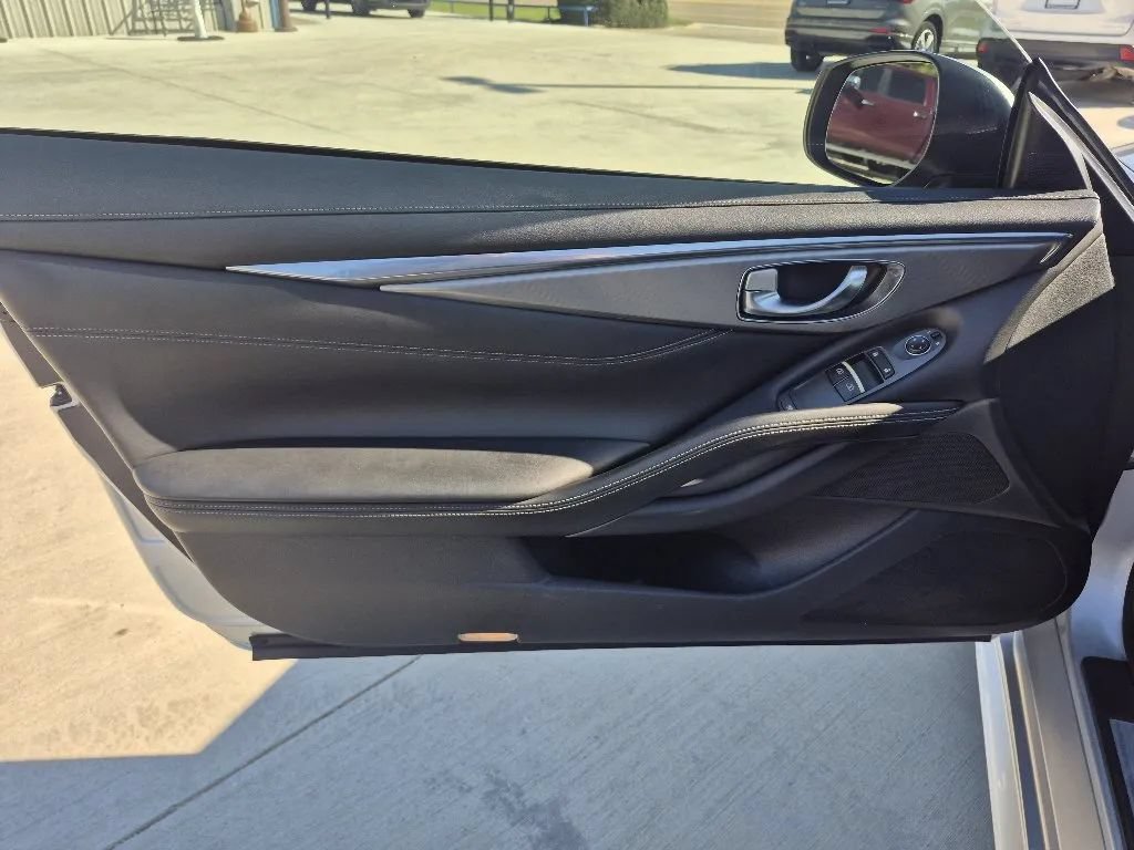 Used 2017 INFINITI Q60 2.0t w/ Moonroof Package RWD image 12