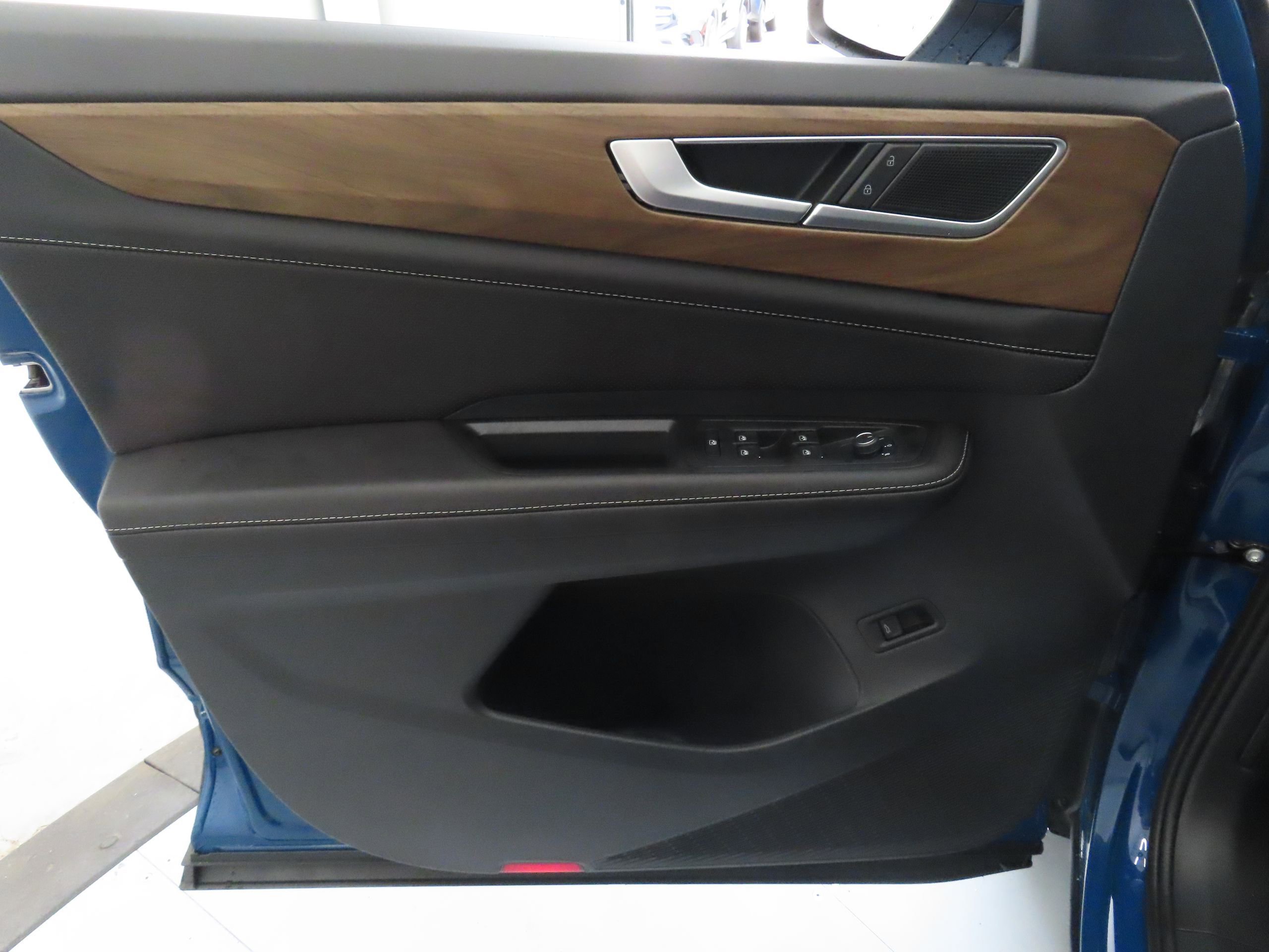 New 2025 Volkswagen Atlas SE FWD image 11