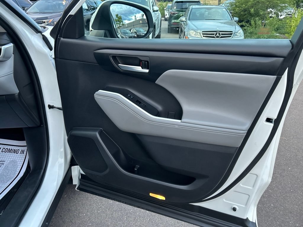 Used 2020 Toyota Highlander XLE AWD/4WD image 10