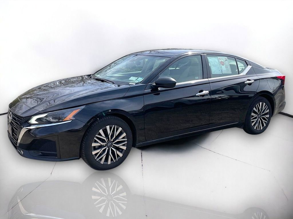 Used 2024 Nissan Altima 2.5 SV image 2