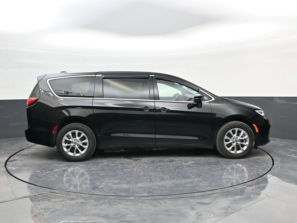 Used 2025 Chrysler Pacifica Select image 9