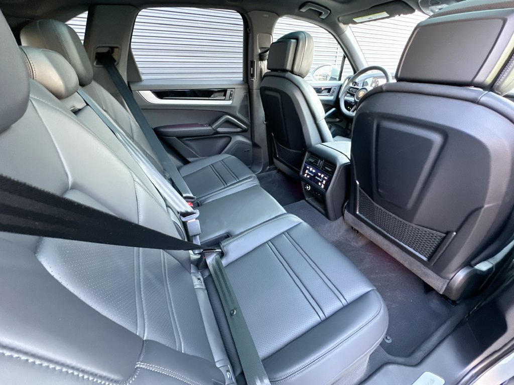 Certified 2025 Porsche Cayenne AWD/4WD image 29