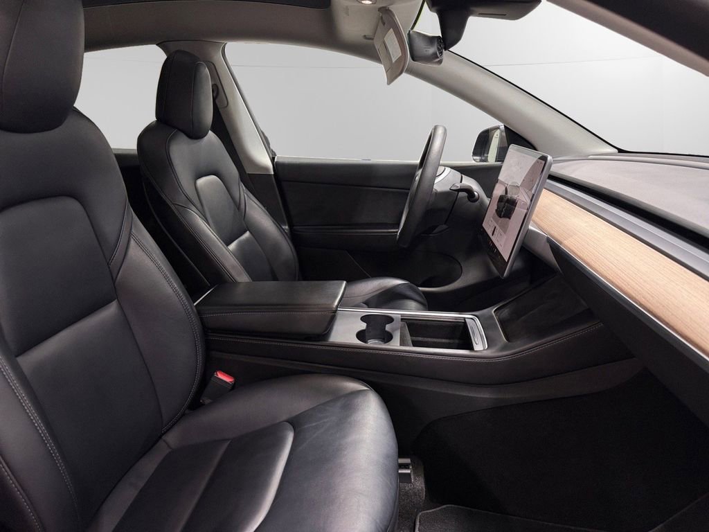 Used 2022 Tesla Model Y Long Range image 16