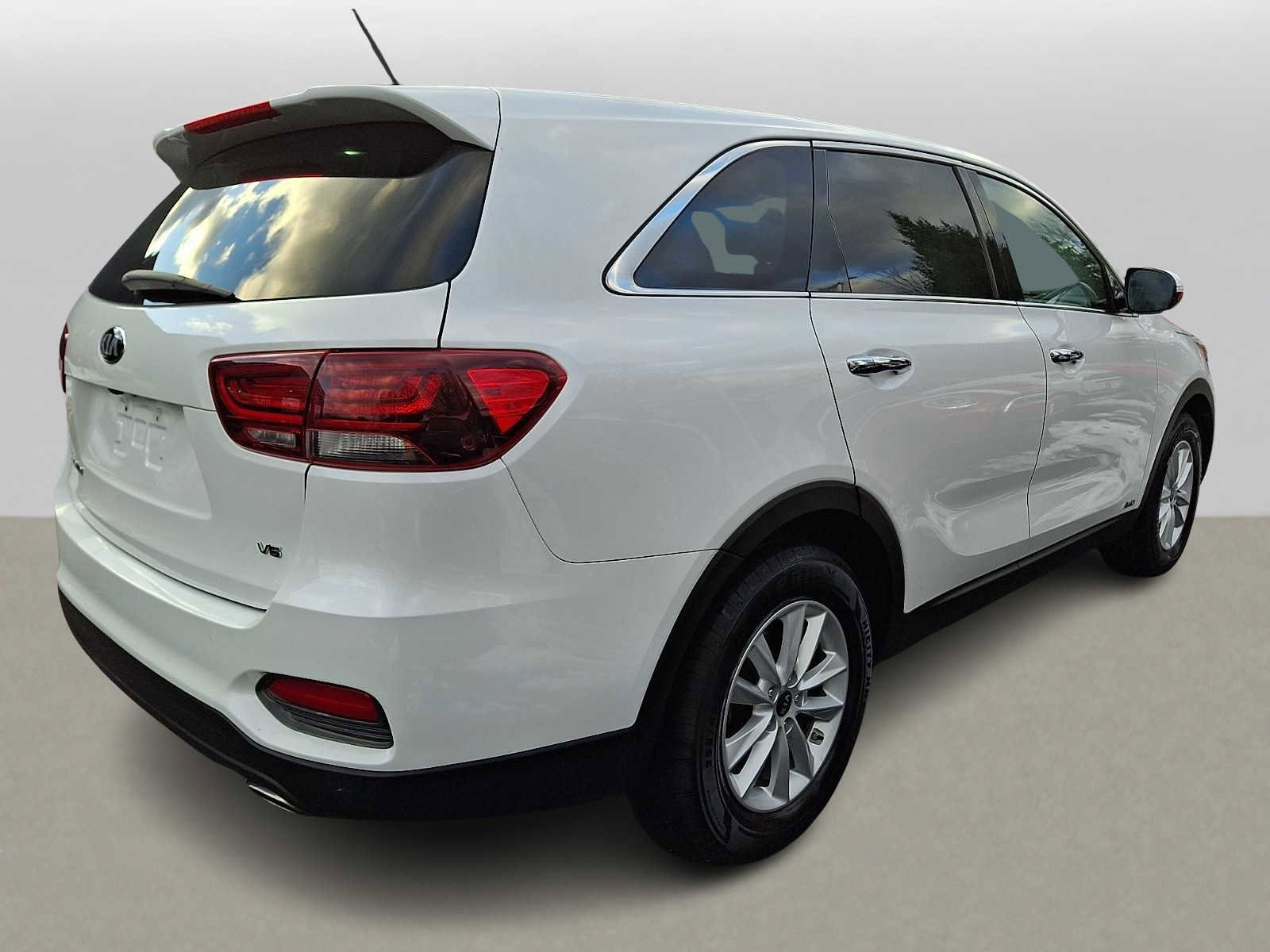 Used 2019 Kia Sorento LX image 4