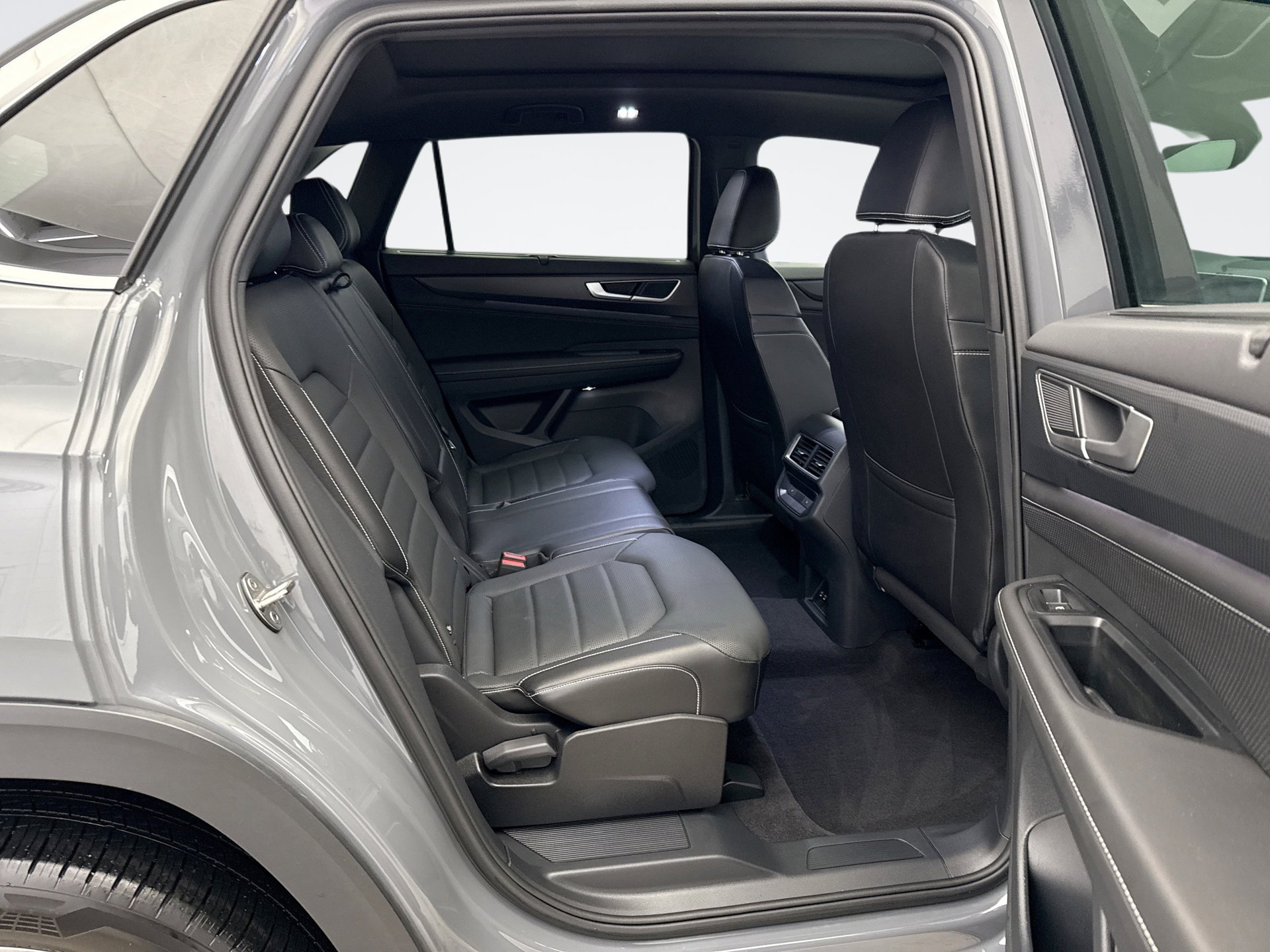 Used 2024 Volkswagen Atlas Cross Sport SEL R-Line image 18