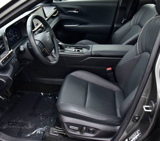 Used 2023 Toyota Crown Limited image 12