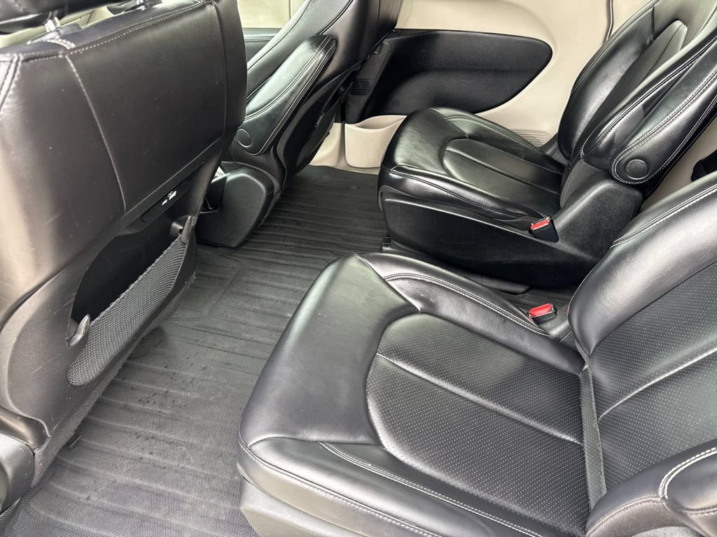 Used 2023 Chrysler Pacifica Touring-L FWD image 12
