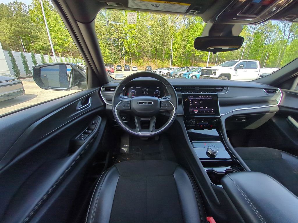 Used 2023 Jeep Grand Cherokee L Laredo image 31