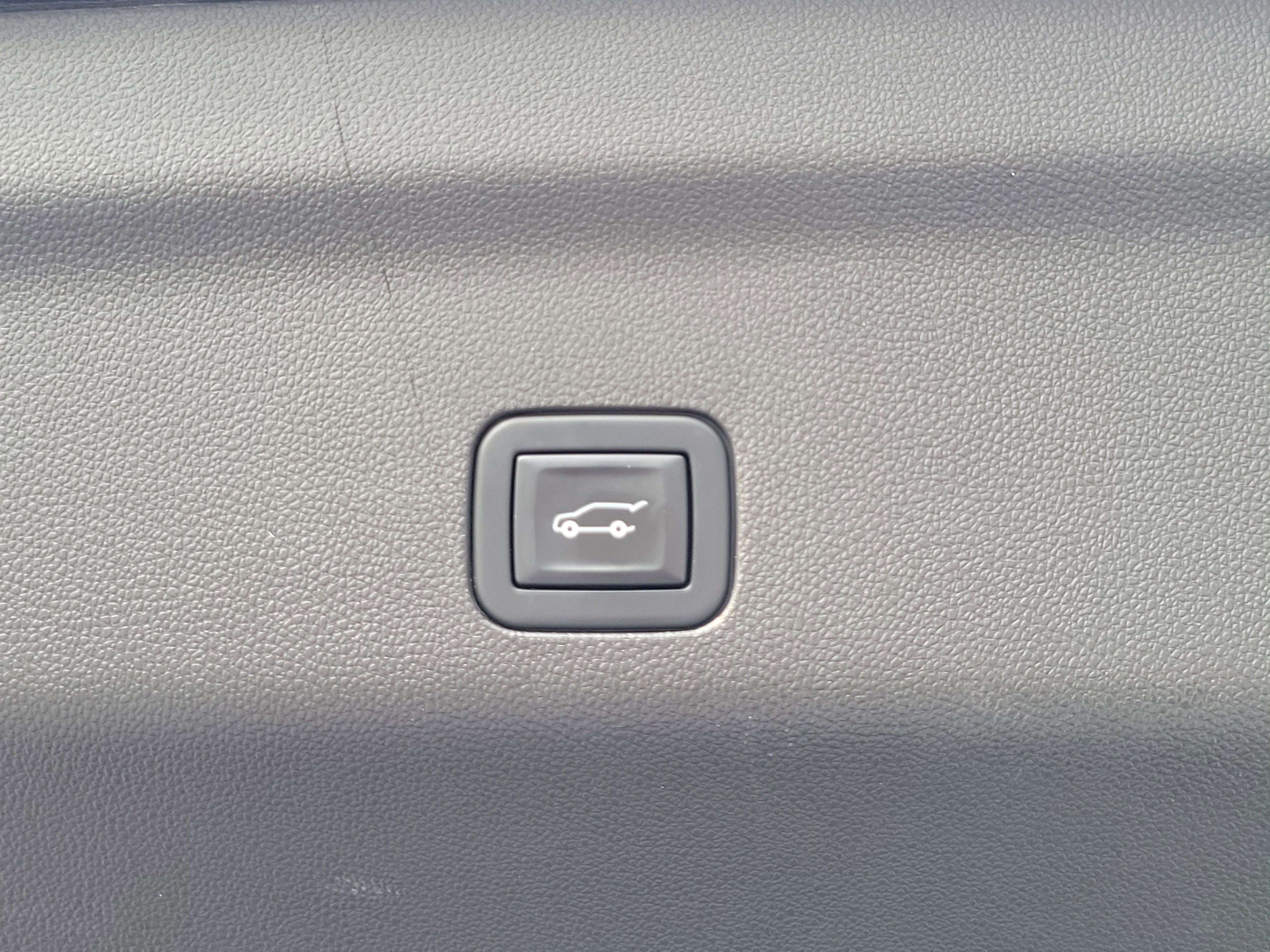 Used 2021 GMC Yukon Denali w/ Denali Premium Package image 18