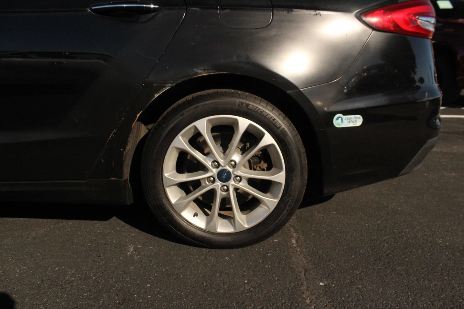 Used 2019 Ford Fusion Energi Titanium FWD image 4