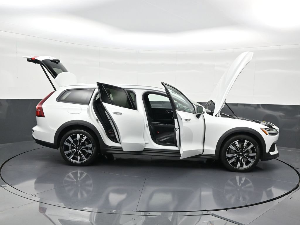 Certified 2022 Volvo V60 T5 Cross Country w/ Climate Package image 34