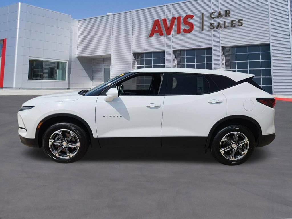 Used 2025 Chevrolet Blazer LT FWD image 2