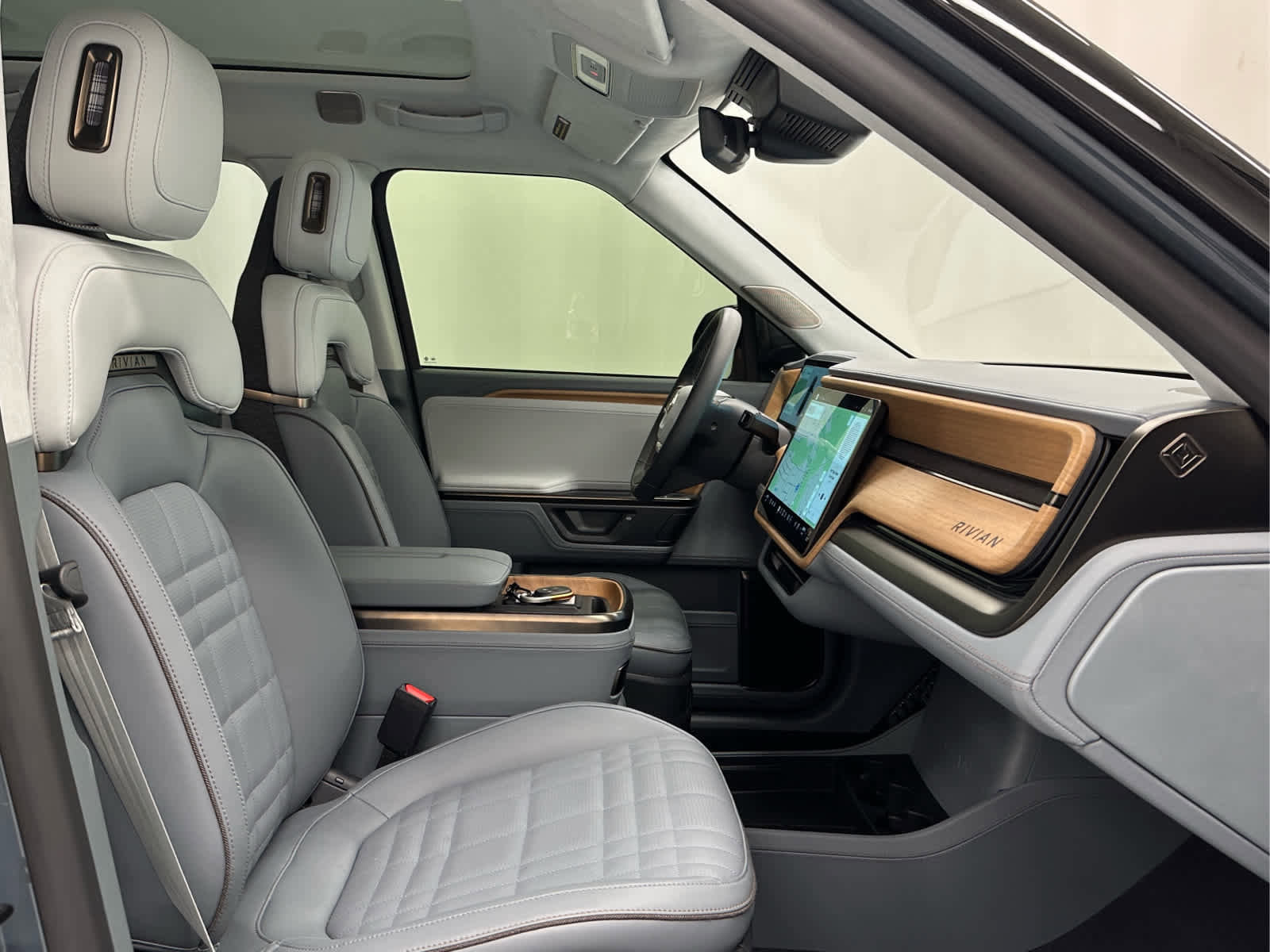 Used 2026 Rivian R1S Premium image 19