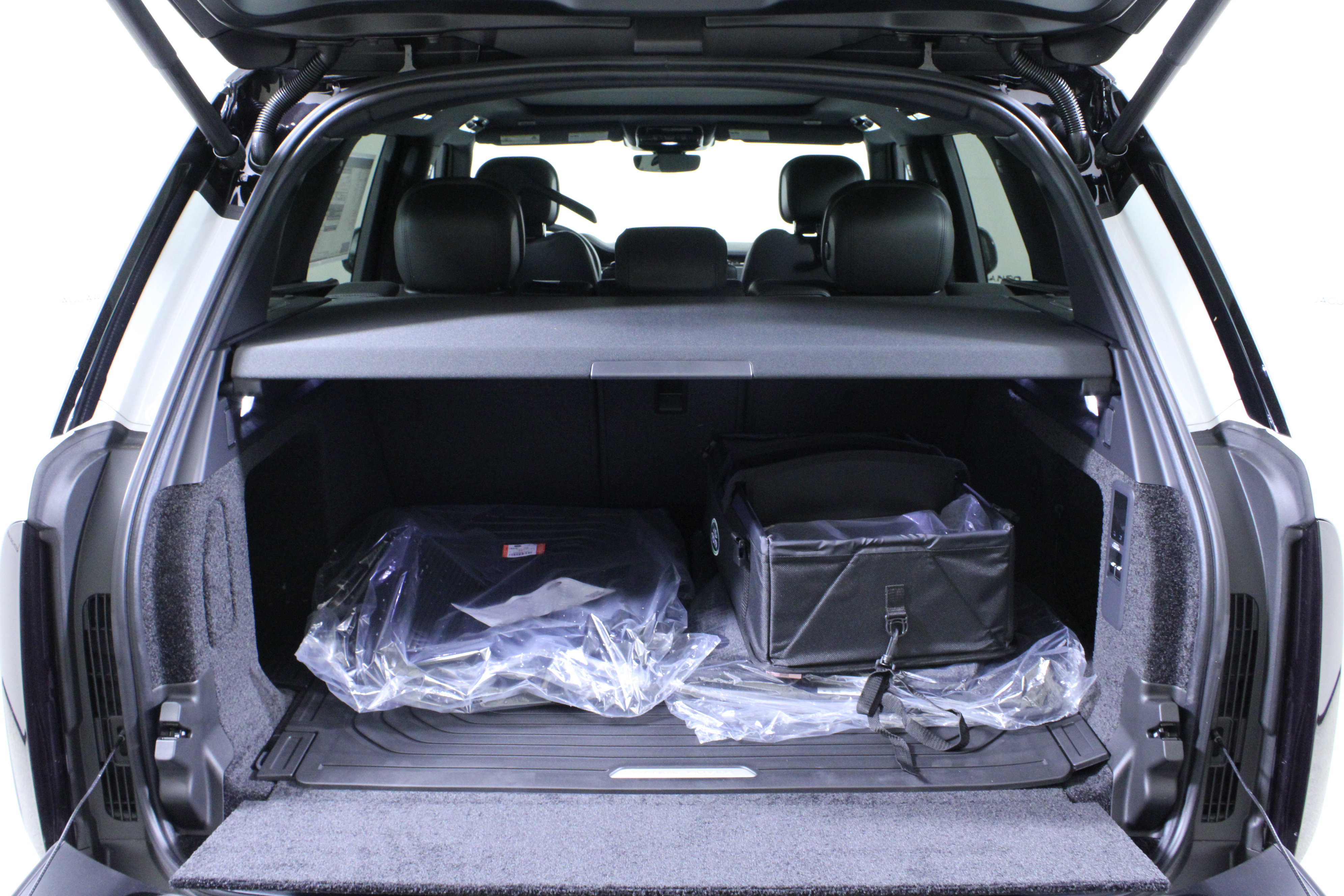 New 2026 Land Rover Range Rover SE image 9