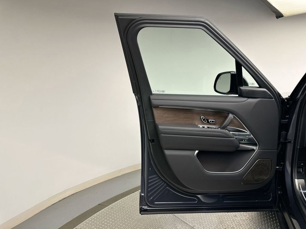 New 2026 Land Rover Range Rover Long Wheelbase Autobiography image 17