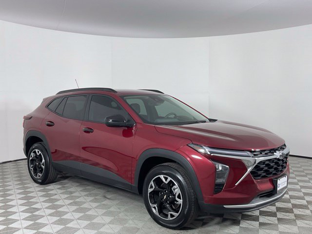 Used 2025 Chevrolet Trax LT FWD image 3