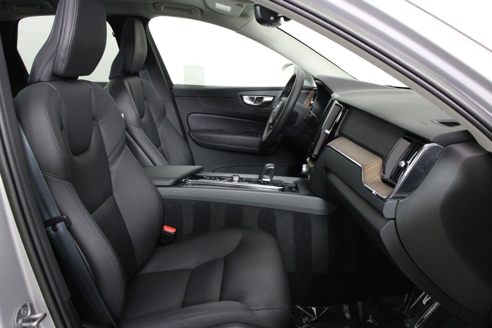 Certified 2023 Volvo XC60 T8 Plus AWD/4WD image 29